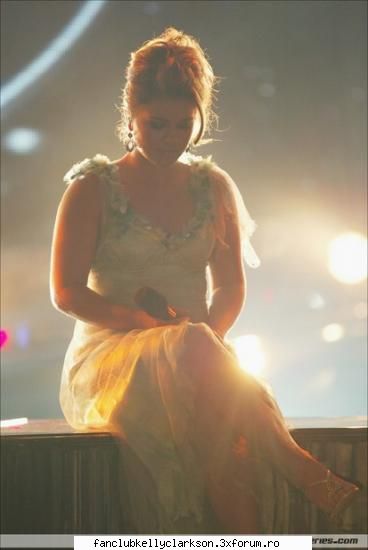 :) kelly clarkson pics